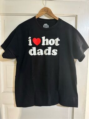 Danny Duncan x Spencer’s “I Love Hot Dads” Graphic Tee Unisex Large